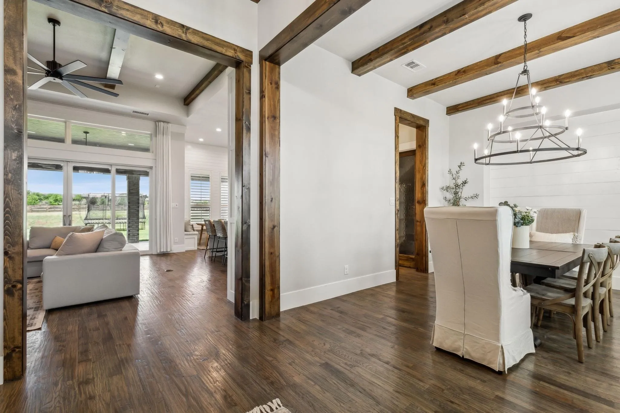 http://Modern%20foyer%20in%20Mike%20DePriest’s%20Northlake,%20TX%20home,%20showcasing%20sleek%20hardwood%20floors%20and%20soft%20natural%20lighting%20for%20a%20sophisticated%20entrance.